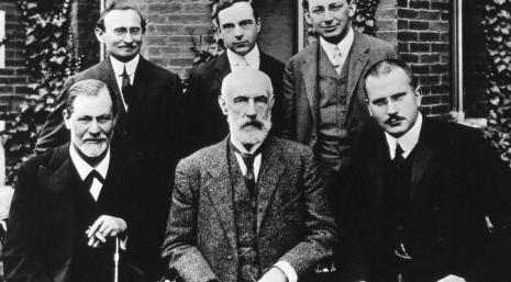 Foto: Zajednička fotografija iz 1909. ispred Clark Universityja. Prvi red: Sigmund Freud, G. Stanley Hall, Carl Jung; iza: Abraham Brill, Ernest Jones, Sándor Ferenczi. 