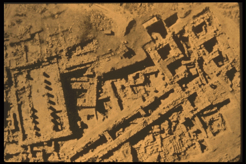 Deo areala lokaliteta Hazor: na levoj strani slike se nalazi tzv. “građevina sa stubovima”, dok su na desnoj strani uočava snimak kapije, kao i kazamatski sistem zidina 