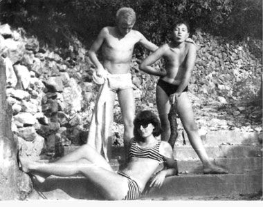Marina i Velimir s prijateljem na plaži u Opatiji, 1962. godine. Arhiv Abramović