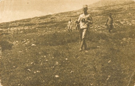 Њ.К.В. Престолонаследник Александар силази пешке са коте 1500 Чегањске планине.