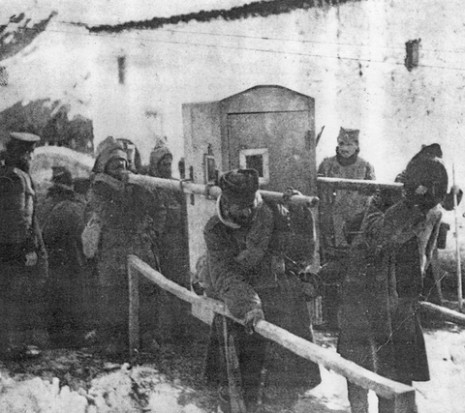 Албанска голгота - Српски војници носе болесног војводу Путника.