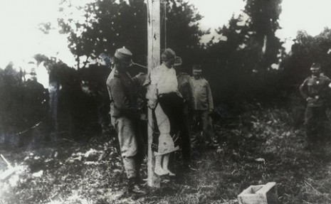 Аустро-угарски војници вешају Милицу Максимовић, мајку четворо мале деце, у селу Јевремовац у близини Шапца, лето 1914.