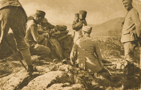 Командант треће Дивизије посматра борбу на Кајмак-чалану.