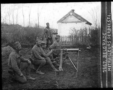 Машинско одељење српске војске у Београду са немачким митраљезом Максимом.
