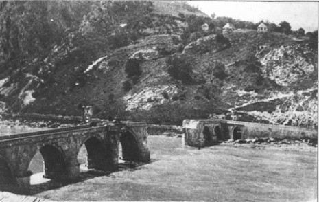 Мост на Дрини у Вишеграду који су минирали Аустро-Угари у бекству.