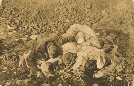 Мртви српски војници од глади и изморености код Љеса у Албанији, 1915.