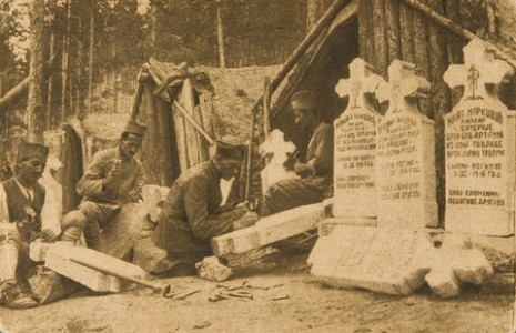 Радња надгробних споменика изгинулим друговима на Кајмак-чалану.