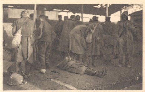 Српски војник умире од глади на улицама Скутарија, 1915.