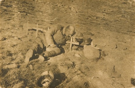 Српски официр на гробу свог сина јединца на Кајмак-чалану.