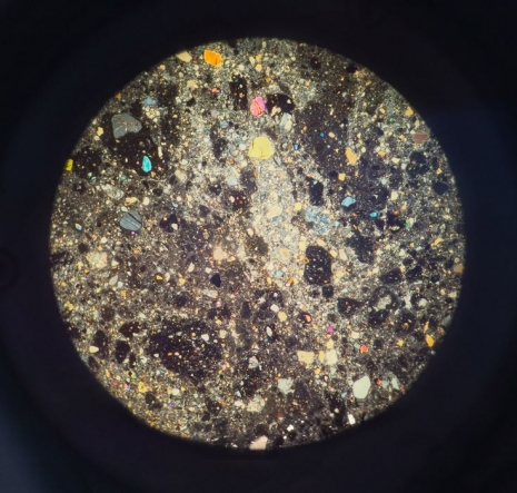 Mesečev kamen kroz oko mikroskopa