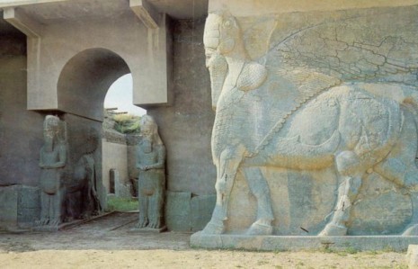 Arheološki lokalitet Nimrud, Tzv. lamasu statue na severozapadnom ulazu u palatu Ašurnazirpala II (IX vek p.n.e.)