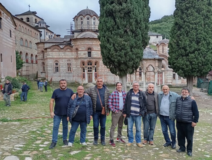 Слика на којој се налази одећа, отворен простор, човек, фармерицеСадржај генерисан AI-јем може бити нетачан.