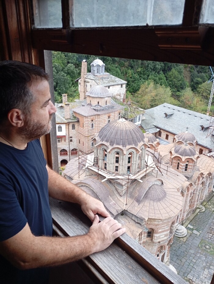 Слика на којој се налази особа, одећа, кућа, зградаСадржај генерисан AI-јем може бити нетачан.