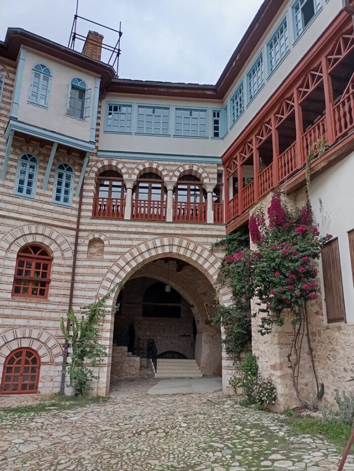 Слика на којој се налази отворен простор, небо, удовица, биљкаСадржај генерисан AI-јем може бити нетачан.