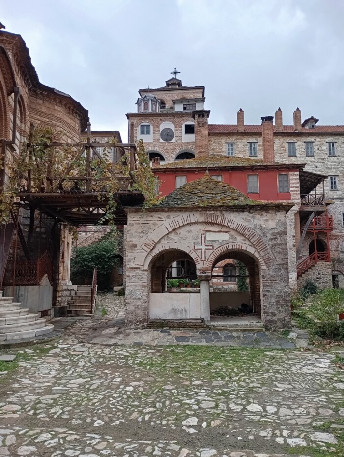 Слика на којој се налази отворен простор, небо, зграда, биљкаСадржај генерисан AI-јем може бити нетачан.