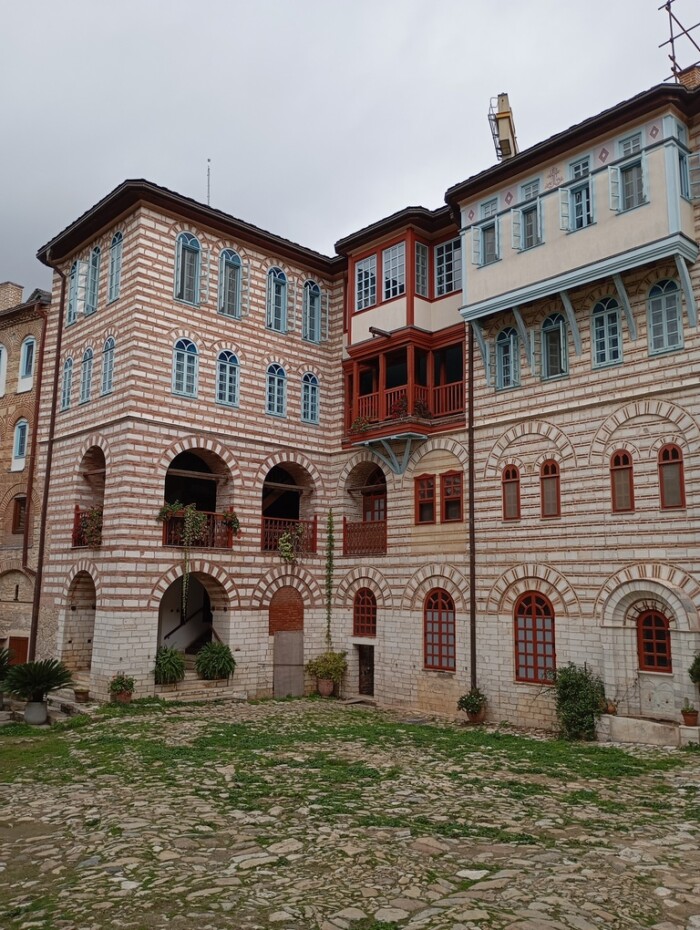 Слика на којој се налази отворен простор, небо, зграда, удовицаСадржај генерисан AI-јем може бити нетачан.