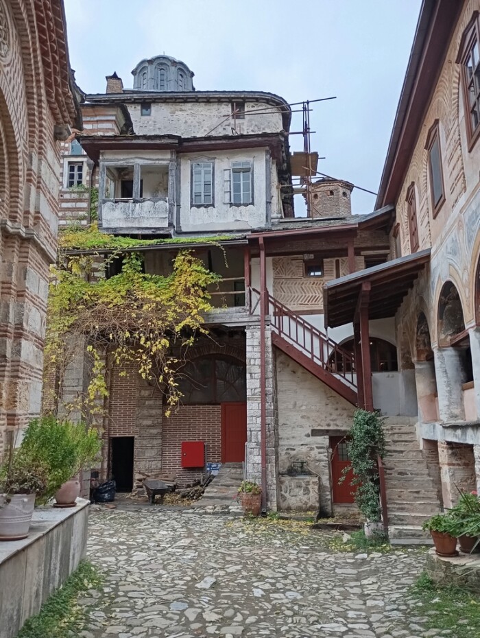 Слика на којој се налази отворен простор, удовица, зграда, биљкаСадржај генерисан AI-јем може бити нетачан.