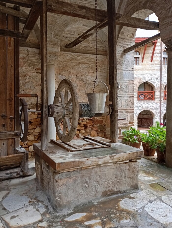 Слика на којој се налази зграда, биљка, камен, земљаСадржај генерисан AI-јем може бити нетачан.